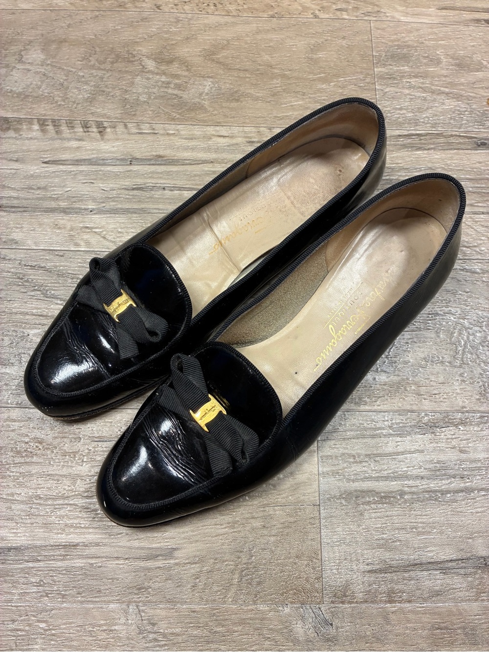 VTG Salvatore Ferragamo Boutique Patent Leather Slip On Loafers Bow Logo
